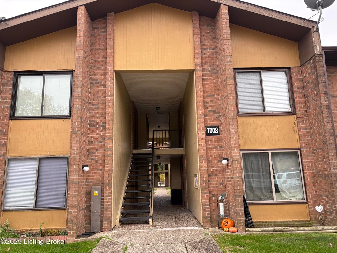 7008 Wildwood Cir, Louisville - photo 1 of 14