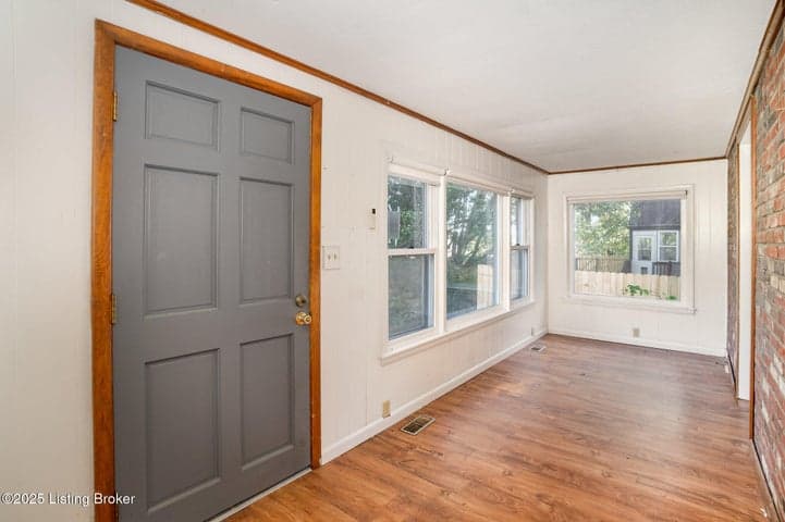 9208 Jefferson Ave, Louisville - photo 2 of 13