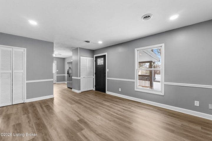 6108 Potts Ln, Crestwood - photo 5 of 40