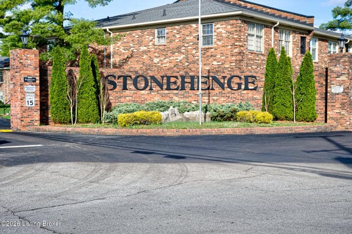 308 Stonehenge Dr, Louisville