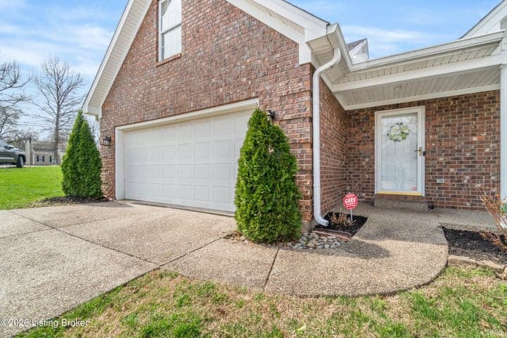 2912 Hewitt Place Ct, Louisville - photo 3 of 45