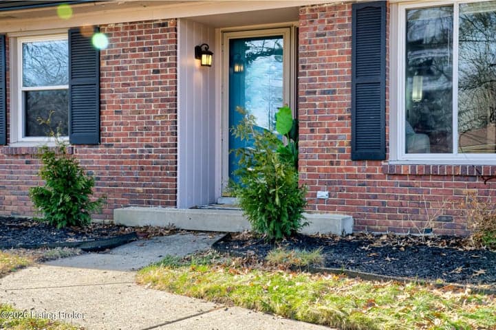 7404 Arapaho Dr, Louisville - photo 2 of 30