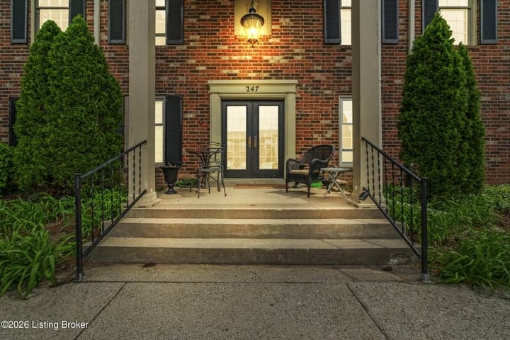 247 Stonehenge Dr, Louisville