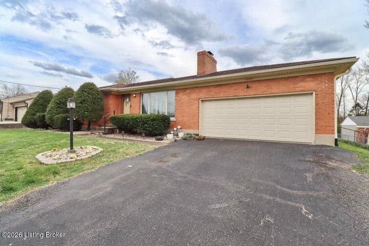 4604 Walden Dr, Louisville - photo 2 of 49