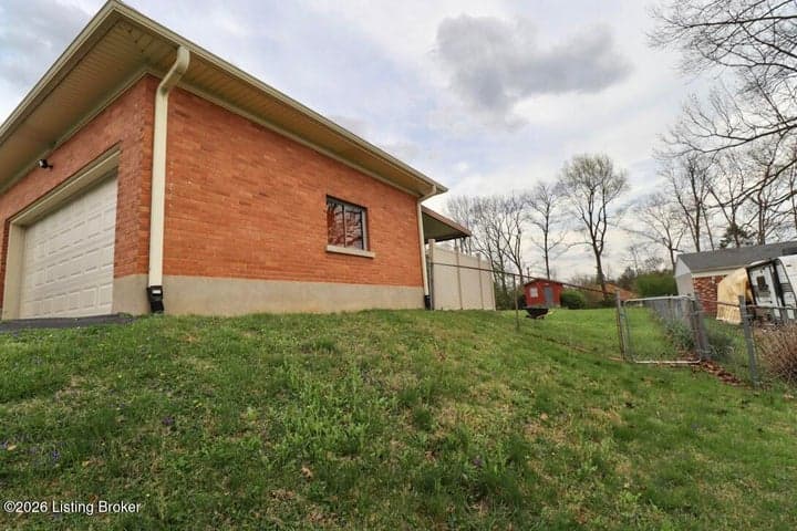 4604 Walden Dr, Louisville - photo 5 of 49