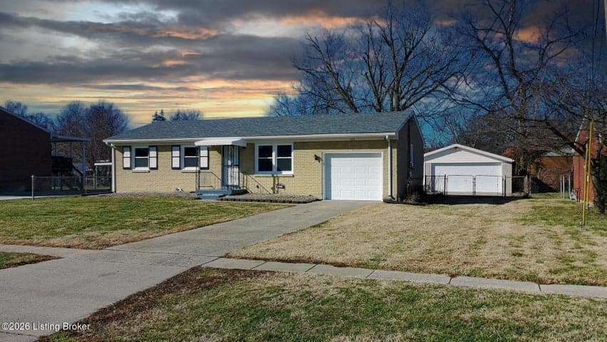 11214 Deering Rd, Louisville - photo 2 of 40