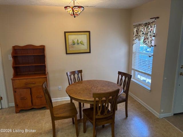 7607 Autumn Pointe Dr, Louisville - photo 2 of 13