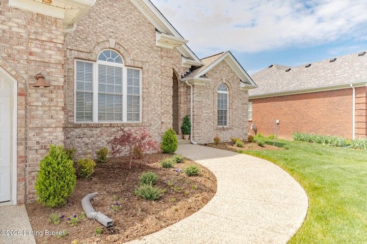 7808 Windgate Dr, Louisville - photo 5 of 60