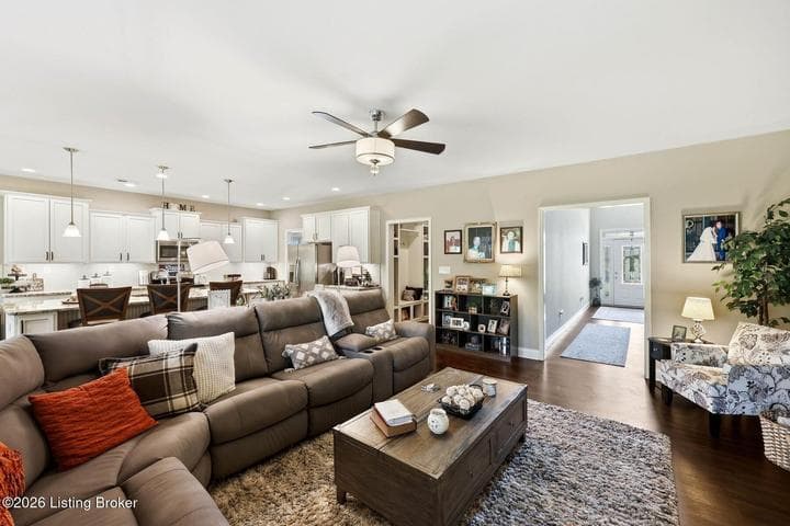 8909 Talon Ridge Dr, Louisville - photo 5 of 54